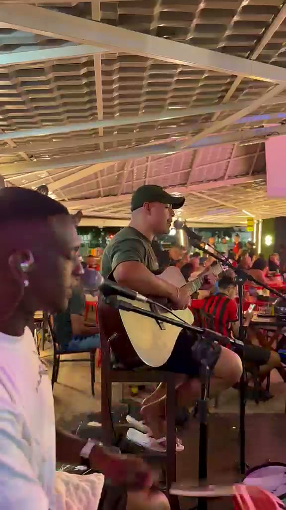 Fabinho Severiche em apresentação acústica